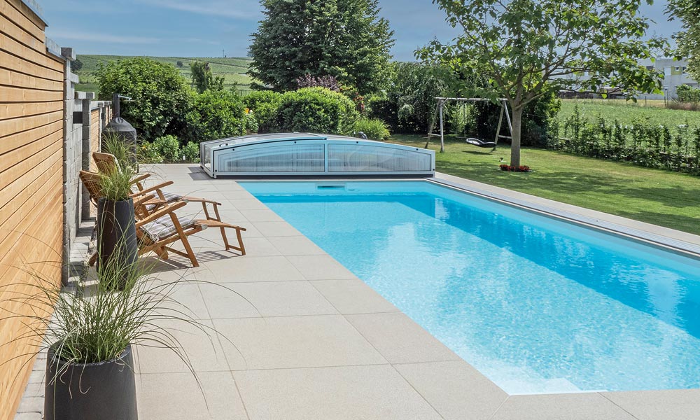 LIV 89,4 x 89,4 x 4,8 cm vanille, für die Poolumrandung wurden die LIV Platten mit der Kantenveredelung Viertelrundstab versehen LIV 89,4 x 89,4 x 4,8 cm vanille, für die Poolumrandung wurden die LIV Platten mit der Kantenveredelung Viertelrundstab versehen