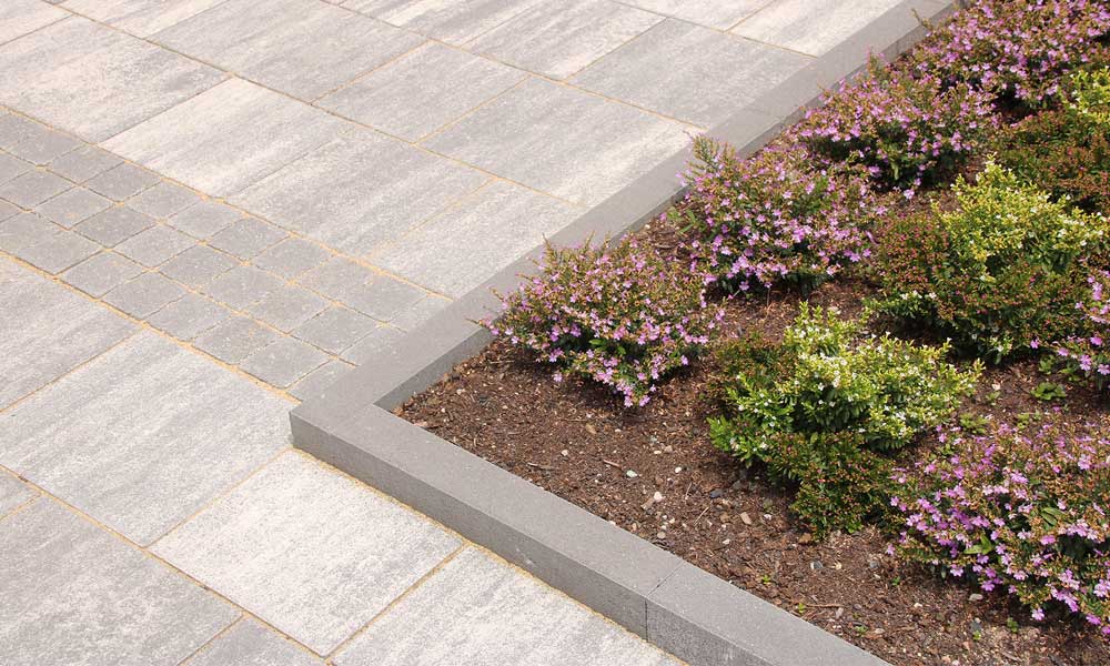 Universal-Abschlussstein anthrazit kombiniert mit Arret B25 VG4 Kombipflaster granitgrau-schattiert und Grado Würfel anthrazit Universal-Abschlussstein anthrazit kombiniert mit Arret B25 VG4 Kombipflaster granitgrau-schattiert und Grado Würfel anthrazit