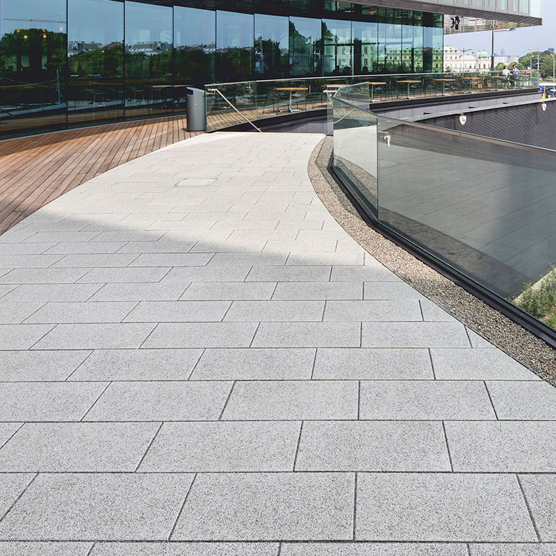 Gehweg mit Largo Bodenplatte in Edelsplitt weiß-schwarz am Erste Group/Erste Campus von Friedl Steinwerke.