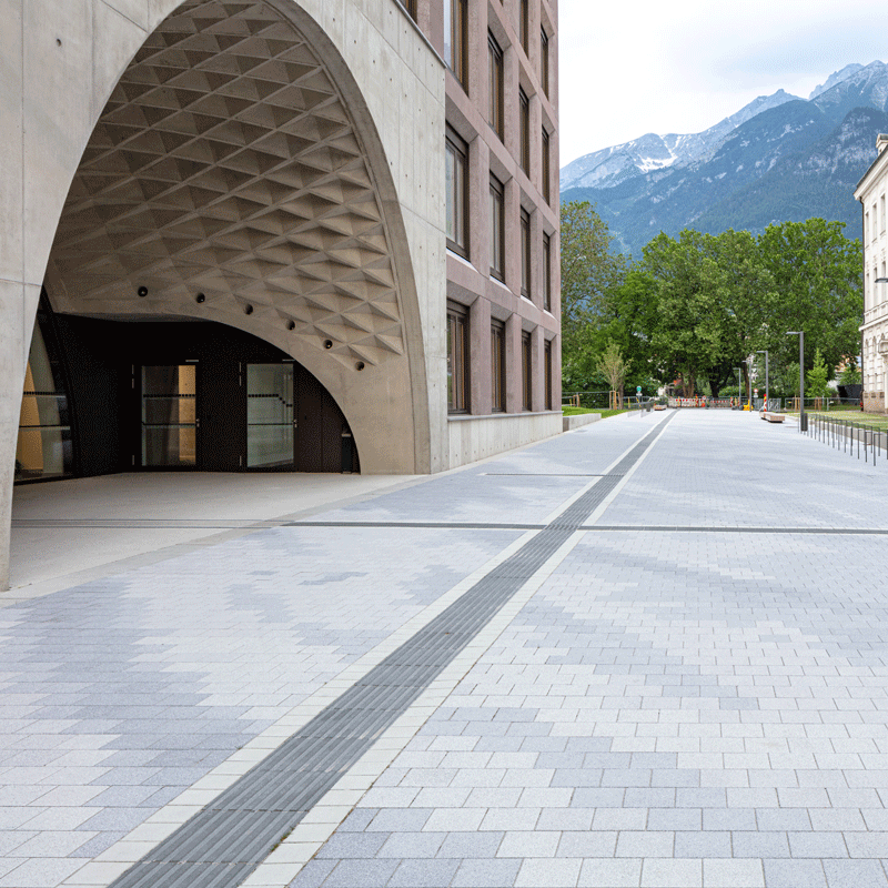 Gehweg unter Arkaden mit Classic VG4 in grau am Campus Innrain der Universität Innsbruck von Friedl Steinwerke.