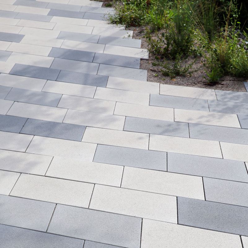 Begegnungszone Lunz am See Linea Rhomboid und Kursiva taupe hell und dunkel Detail der Begegnungszone Lunz am See mit Linea Rhomboid und Kursiva taupe hell und dunkel, feine Farbnuancen, Friedl Steinwerke.