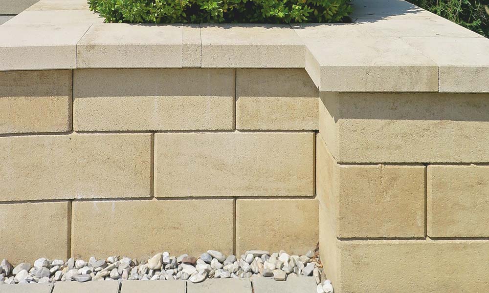 Classic Zaun- und Mauerstein kalkstein-schattiert kombiniert mit Abdeckplatte mit Wassernase kalkstein-schattiert