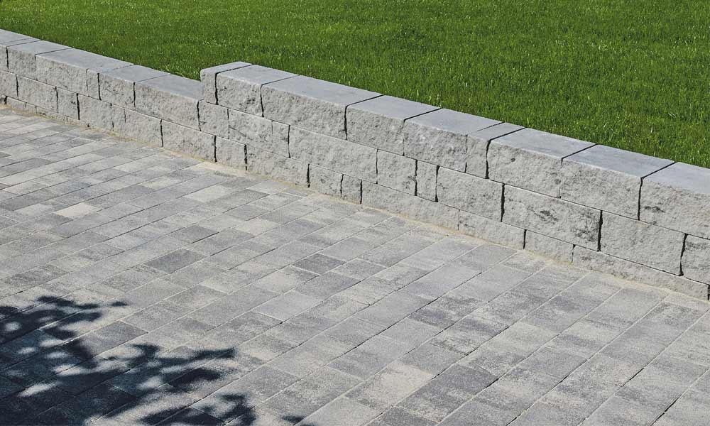 Arret B15 VG4 Kombipflaster granitgrau-schattiert kombiniert mit Mauerstein Gutshof MB24 gespalten granitgrau-schattiert Arret B15 VG4 Kombipflaster granitgrau-schattiert kombiniert mit Mauerstein Gutshof MB24 gespalten granitgrau-schattiert