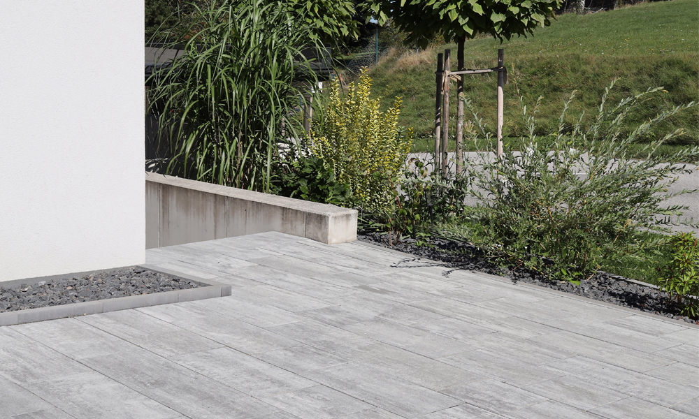 Cadea B30 VG4 Kombipflaster granitgrau-schattiert Mit Cadea B30 VG4 Pflastersteinen in granitgrau-schattiert wurde diese moderne Einfahrt gestaltet, realisiert mit Steinen von Friedl Steinwerke.