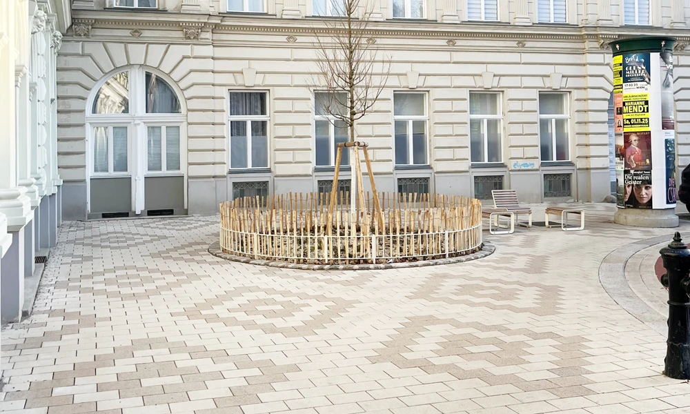 Platz in Wien mit heller Pflasterung und ansprechendem Muster Stadtansicht mit heller Pflasterung