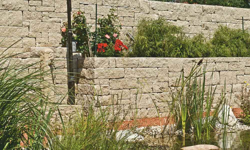 Mauerstein Gutshof MB24 bossiert kalkstein-schattiert, im wilden Verband versetzt Mauerstein Gutshof MB24 bossiert kalkstein-schattiert, im wilden Verband versetzt