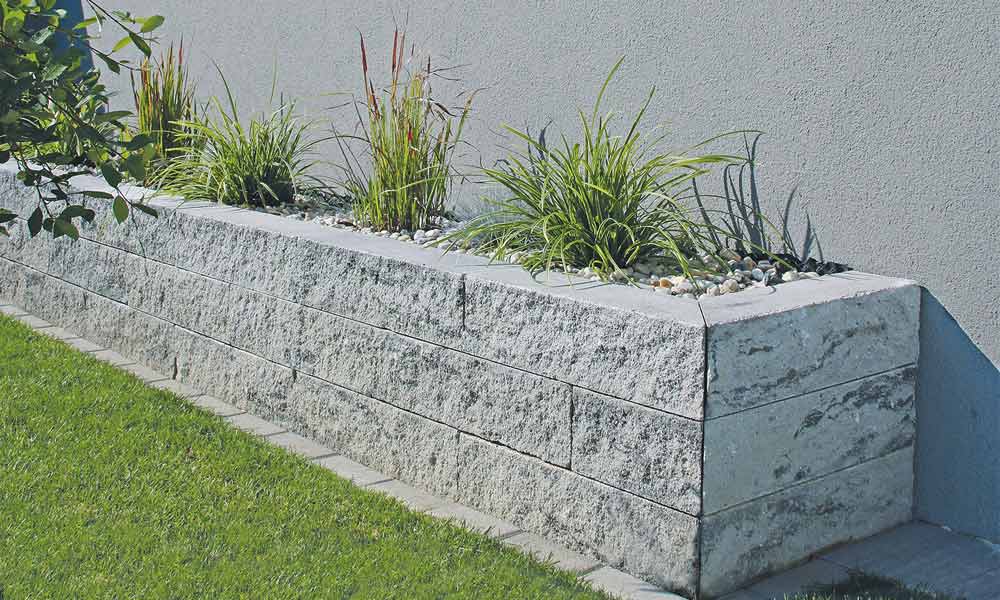Mauerblock Momento 60 x 16 x 15 cm eisgrau-schattiert als Hochbeet versetzt Mauerblock Momento 60 x 16 x 15 cm eisgrau-schattiert als Hochbeet versetzt