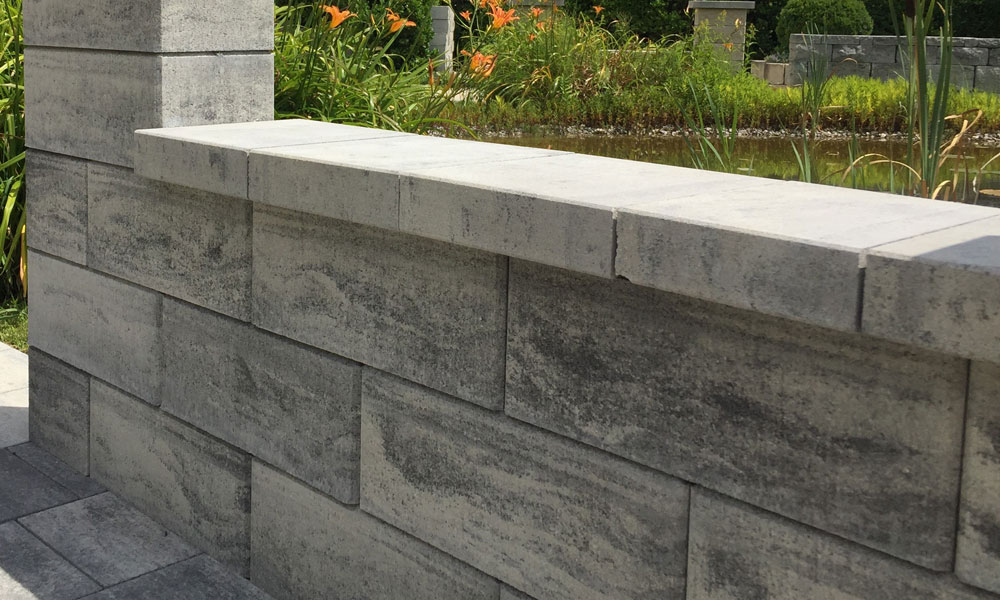 Classic Zaun- und Mauerstein granitgrau-schattiert kombiniert mit Abdeckplatte mit Wassernase 25 x 28 x 6 cm granitgrau-schattiert