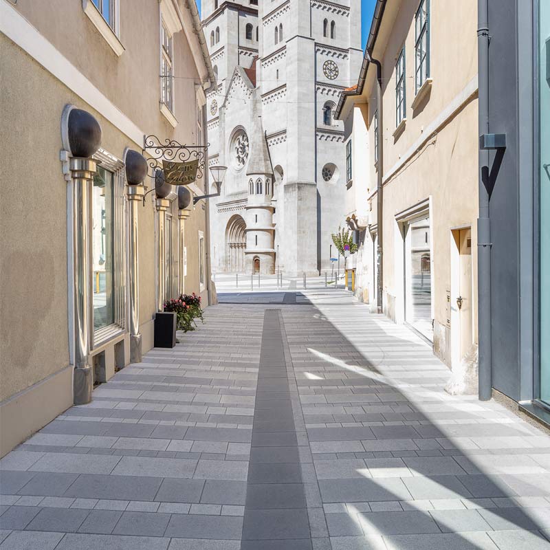Fußgängerzone Wiener Neustadt Linea VG4 Pflasterplatte Edelsplitt weiß-schwarz Friedl Steinwerke Fußgängerzone Wiener Neustadt Linea VG4 Pflasterplatte Edelsplitt weiß-schwarz Friedl Steinwerke