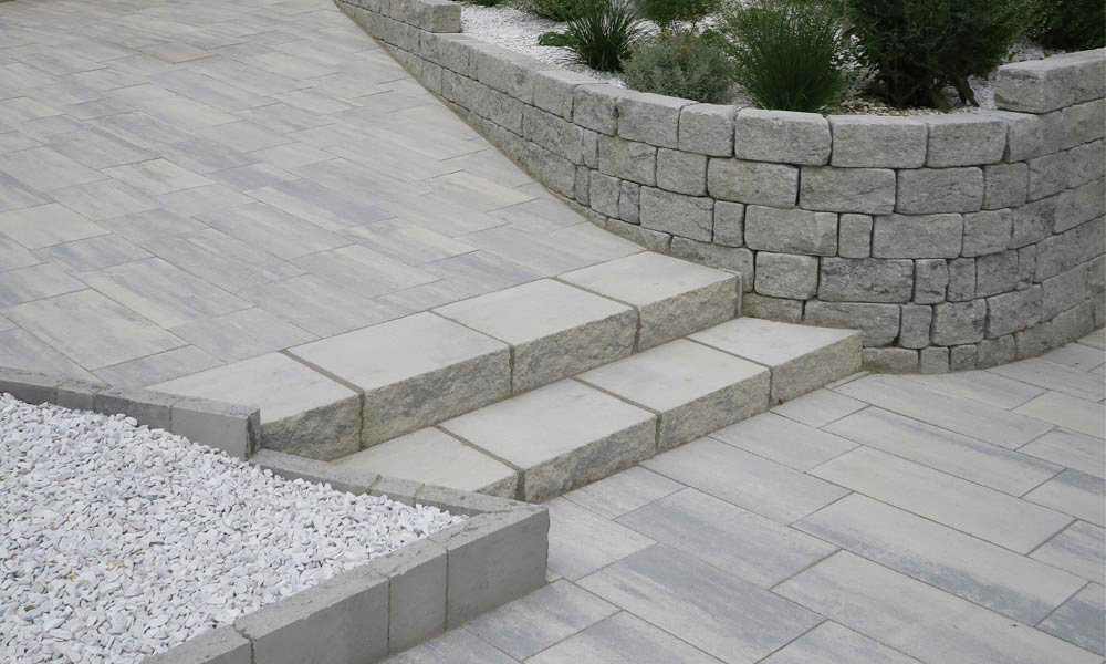 Cadea B30 VG4 eisgrau-schattiert kombiniert mit Gutshof Blockstufe gespalten eisgrau-schattiert, Einfassungsstein Gutshof gespalten granitgrau-schattiert und Mauerstein Gutshof MB16 bossiert eisgrau-schattiert Cadea B30 VG4 eisgrau-schattiert kombiniert mit Gutshof Blockstufe gespalten eisgrau-schattiert, Einfassungsstein Gutshof gespalten granitgrau-schattiert und Mauerstein Gutshof MB16 bossiert eisgrau-schattiert