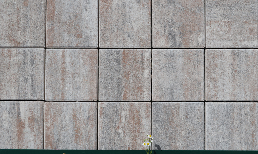 Parkettpflaster muschelkalk von Friedl Steinwerke in quadratischer Verlegung – eine harmonische Gestaltungsidee für die Einfahrt. Parkettpflaster muschelkalk von Friedl Steinwerke in quadratischer Verlegung – eine harmonische Gestaltungsidee für die Einfahrt.