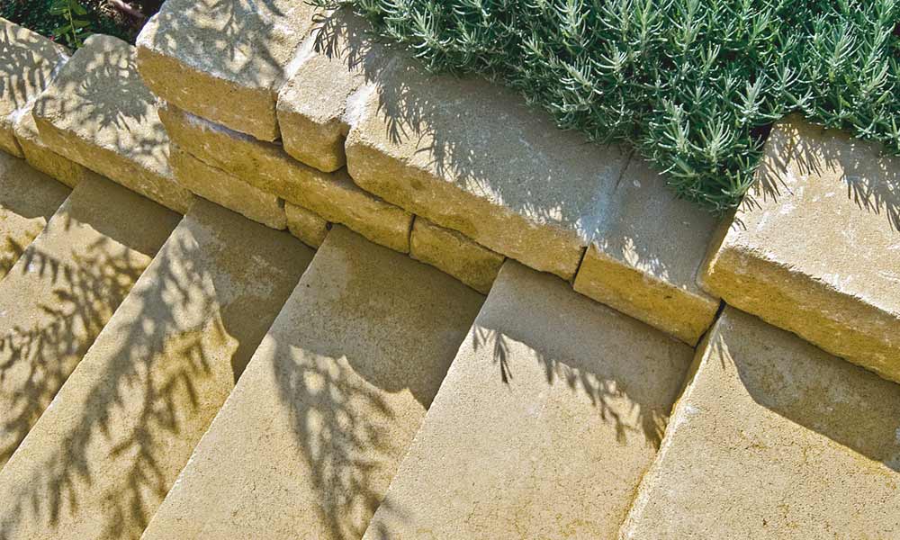 Blockstufe Gutshof gespalten 100 x 40 x 15 cm sandgelb kombiniert mit Mauerstein Gutshof MB24 bossiert sandgelb