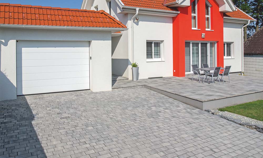 Arret B15 VG4 Kombipflaster granitgrau-schattiert kombiniert mit Largo 59,8 x 29,8 x 5 cm granitgrau-schattiert auf der Terrasse Arret B15 VG4 Kombipflaster granitgrau-schattiert kombiniert mit Largo 59,8 x 29,8 x 5 cm granitgrau-schattiert auf der Terrasse