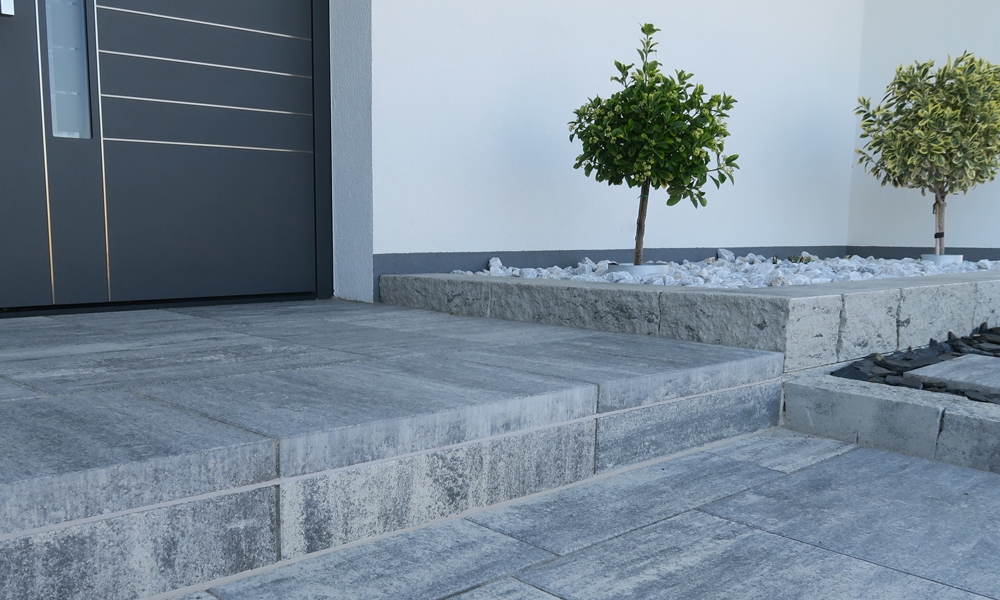 Largo Sichtkantenplatte granitgrau-schattiert kombiniert mit Largo Bodenplatte granitgrau-schattiert und Mauerstein Gutshof gespalten granitgrau-schattiert Largo Sichtkantenplatte granitgrau-schattiert kombiniert mit Largo Bodenplatte granitgrau-schattiert und Mauerstein Gutshof gespalten granitgrau-schattiert