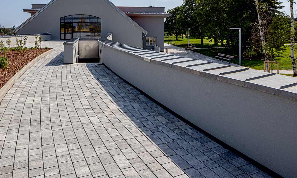 Wohnhausanlagen mit Arret B15 VG4 Kombipflaster in granitgrau-schattiert gestalten Wohnhausanlagen mit Arret B15 VG4 Kombipflaster in granitgrau-schattiert gestalten