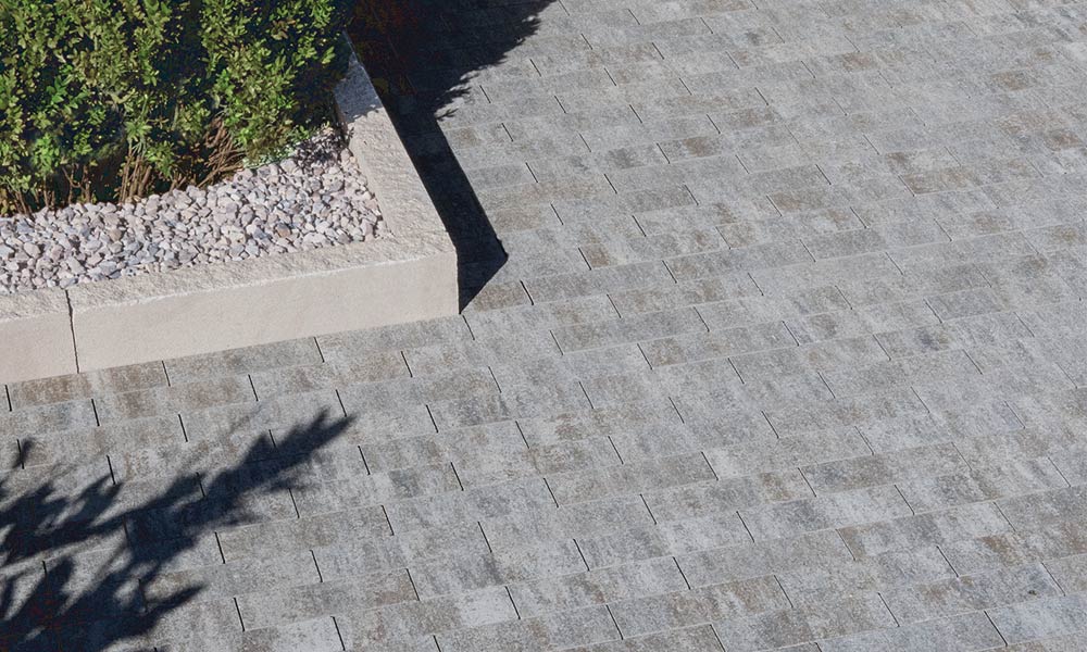 Sigma Riemchen basalt-schattiert kombiniert mit Mauerblock Momento 60 x 24 x 7,5 cm kreide als Randeinfassung und Friedl Zierkies Dusty Champagne Sigma Riemchen basalt-schattiert kombiniert mit Mauerblock Momento 60 x 24 x 7,5 cm kreide als Randeinfassung und Friedl Zierkies Dusty Champagne