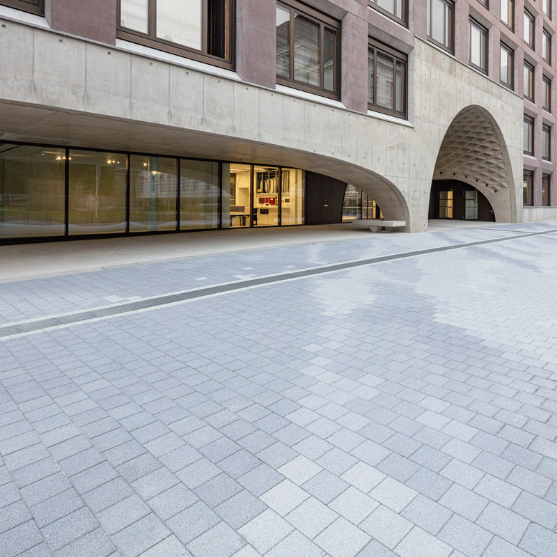 Arkadenbereich mit Classic VG4 in grau am Campus Innrain der Universität Innsbruck von Friedl Steinwerke.