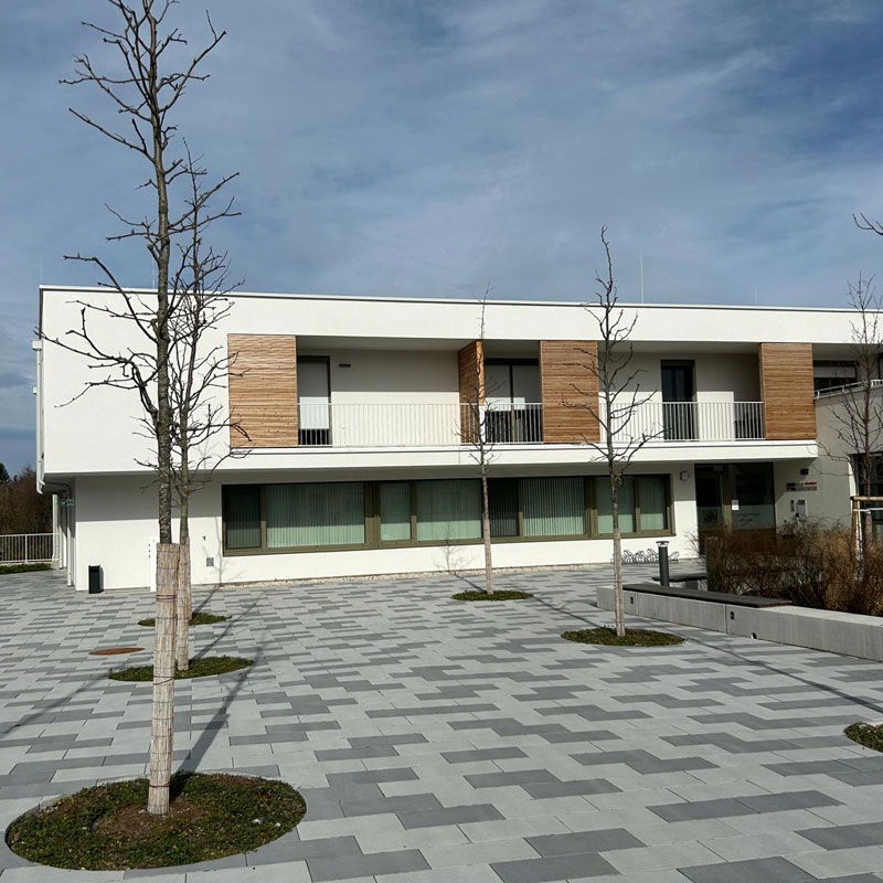 Gemeindezentrum Draßmarkt Linea VG4 Pflaster platin hell und dunkel Platzfläche vor dem Gemeindezentrum Draßmarkt mit Linea VG4 Pflaster platin hell und dunkel, harmonisches Farbspiel, Friedl Steinwerke.