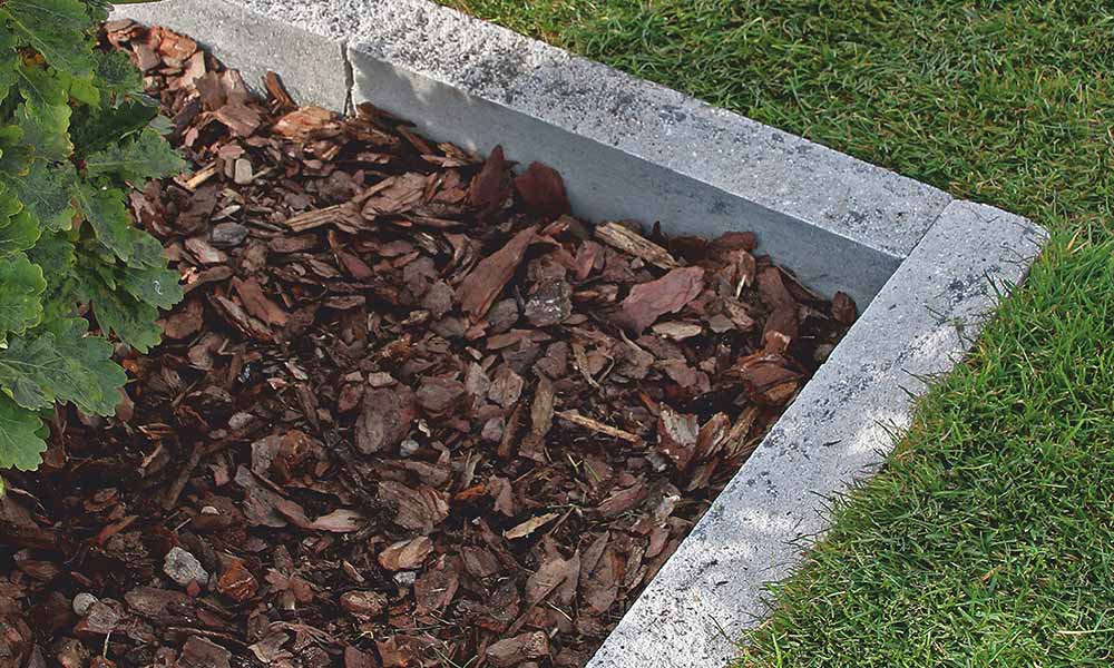 Mauerblock Momento 60 x 24 x 7,5 cm granitgrau-schattiert als Randeinfassung versetzt Mauerblock Momento 60 x 24 x 7,5 cm granitgrau-schattiert als Randeinfassung versetzt