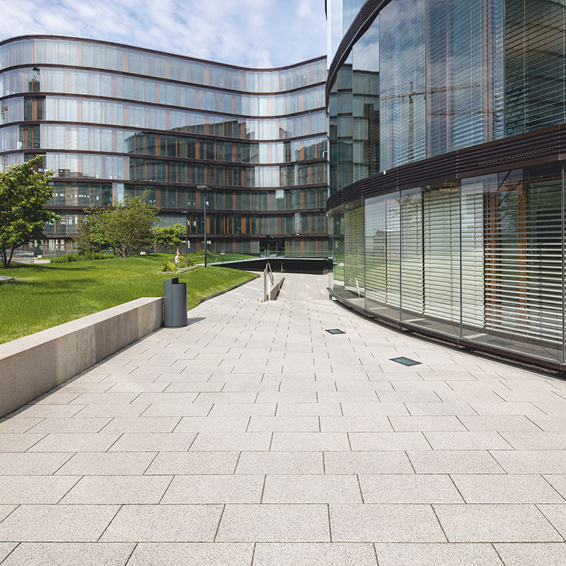 Gehweg mit Largo Bodenplatte 59,8 × 29,8 × 5 cm in Edelsplitt weiß-schwarz beim Erste Group/Erste Campus von Friedl Steinwerke.
