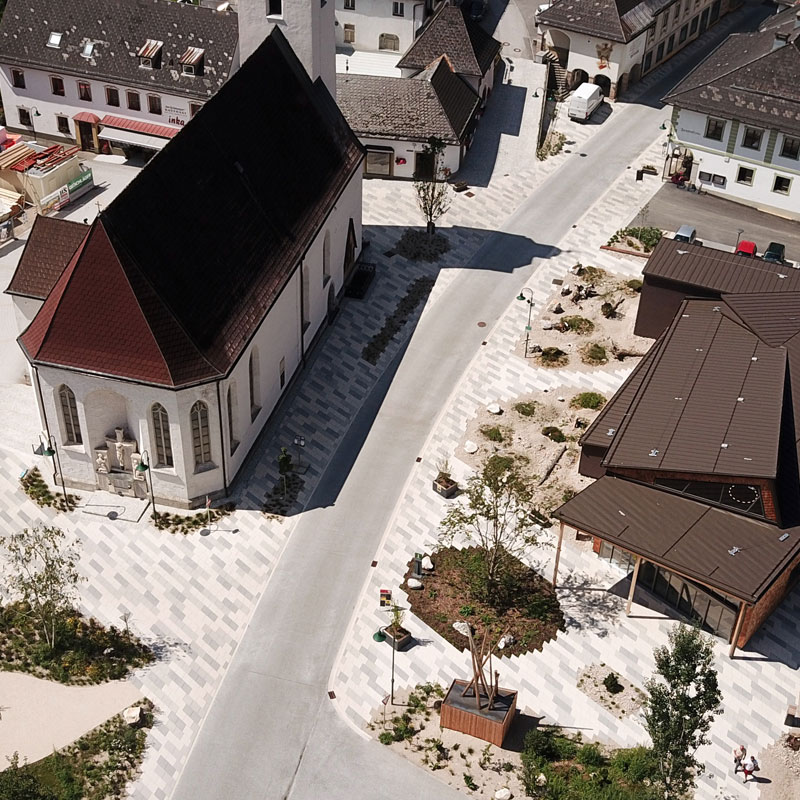 Begegnungszone Lunz am See Linea Rhomboid und Kursiva taupe hell und dunkel Luftaufnahme der Begegnungszone Lunz am See mit Linea Rhomboid und Kursiva taupe hell und dunkel, rund um die Kirche, Friedl Steinwerke.