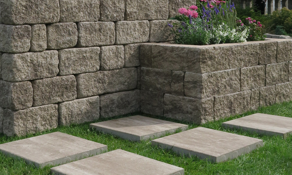 Classic Bodenplatte 39,8 x 39,8 x 4 cm mocca-schattiert kombiniert mit Mauerstein Gutshof MB12 bossiert (links) und gespalten (rechts) mocca-schattiert Classic Bodenplatte 39,8 x 39,8 x 4 cm mocca-schattiert kombiniert mit Mauerstein Gutshof MB12 bossiert (links) und gespalten (rechts) mocca-schattiert