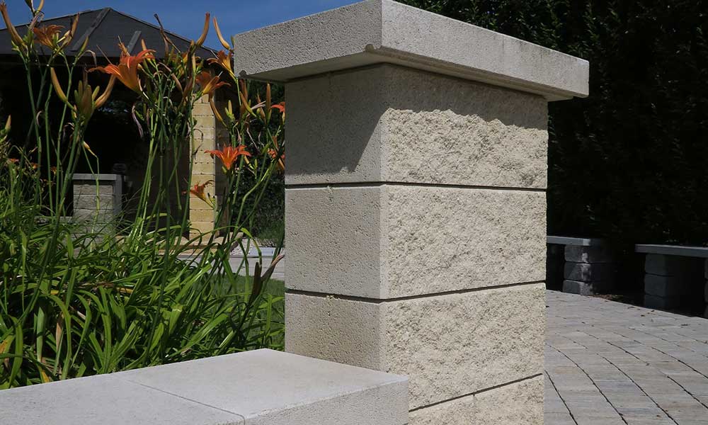 Faro Zaun- und Mauerstein elfenbein kombiniert mit Abdeckplatte mit Wassernase 25 x 28 x 6 cm elfenbein