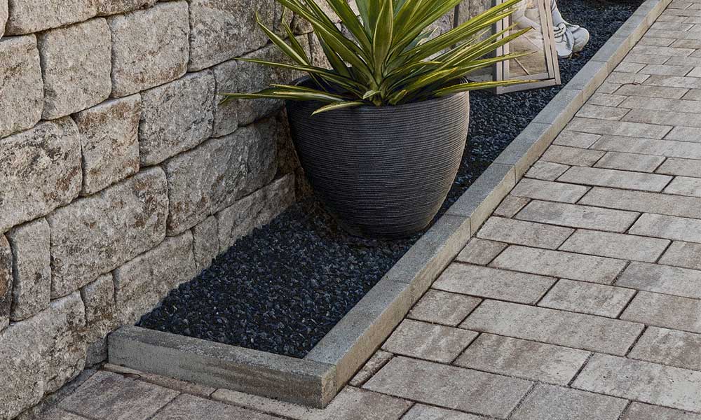 Universal-Abschlussstein muschelkalk kombiniert mit Arret B15 VG4 Kombipflaster basalt-schattiert und Mauerstein Gutshof MB24 bossiert muschelkalk Universal-Abschlussstein muschelkalk kombiniert mit Arret B15 VG4 Kombipflaster basalt-schattiert und Mauerstein Gutshof MB24 bossiert muschelkalk