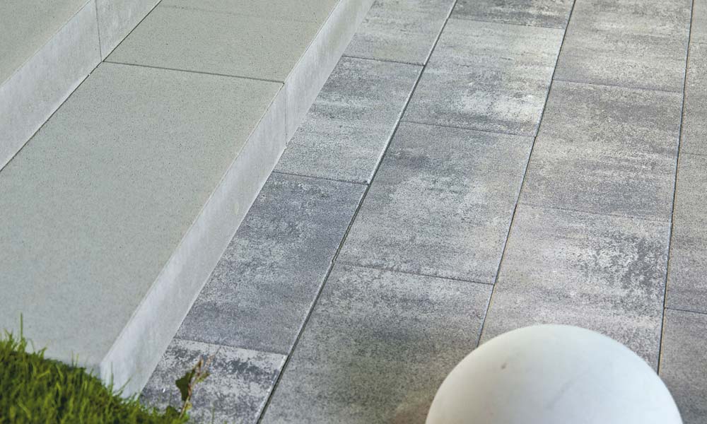 Largo Bodenplatte 59,8 x 39,8 x 5 cm granitgrau-schattiert kombiniert mit Linea Blockstufe grau Largo Bodenplatte 59,8 x 39,8 x 5 cm granitgrau-schattiert kombiniert mit Linea Blockstufe grau