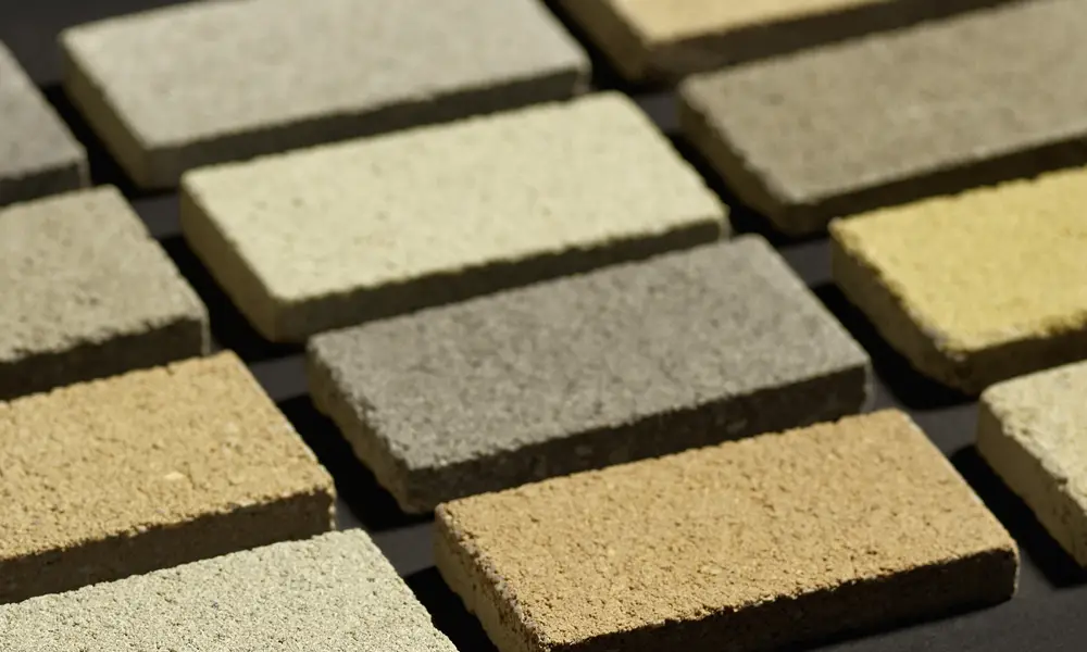 Creazzo Farbmuster geordnet ausgelegt, Auswahl an Standard- und Objektfarben sowie individuelle Farbtöne, Friedl Steinwerke.