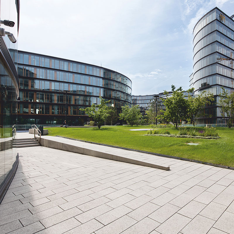 Gehweg im Grünbereich mit Largo Bodenplatte in Edelsplitt weiß-schwarz am Erste Group/Erste Campus von Friedl Steinwerke.