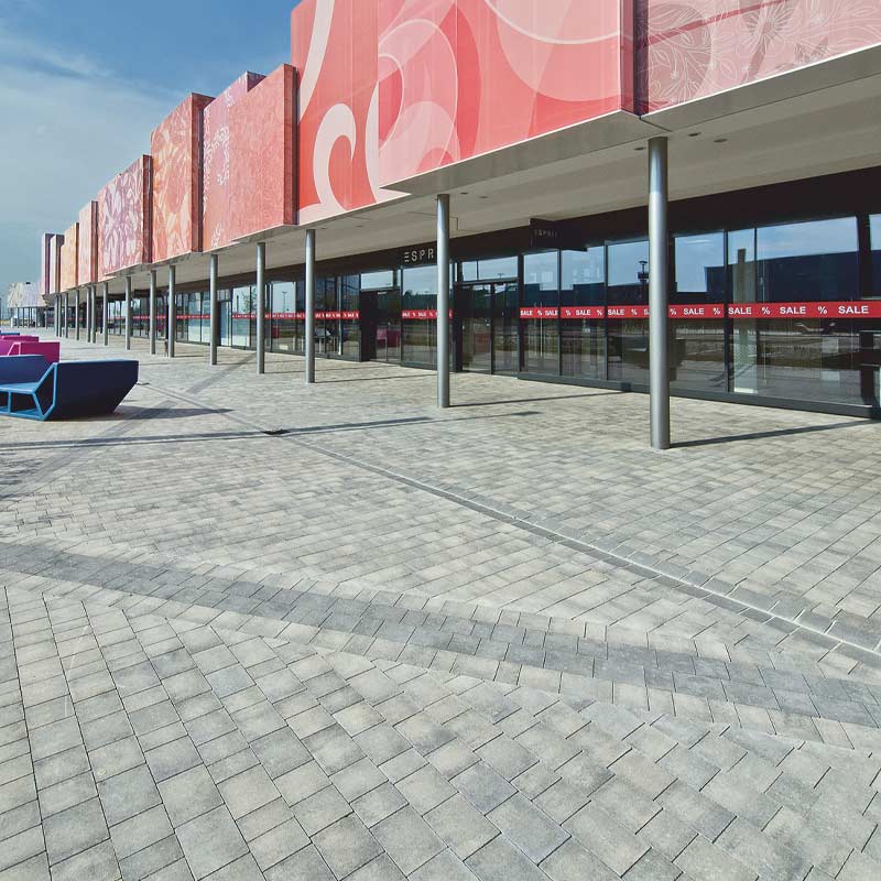 Parndorf Fashion Outlet Piazza granitgrau-schattiert Pflastersteine Friedl Steinwerke Parndorf Fashion Outlet Piazza granitgrau-schattiert Pflastersteine Friedl Steinwerke