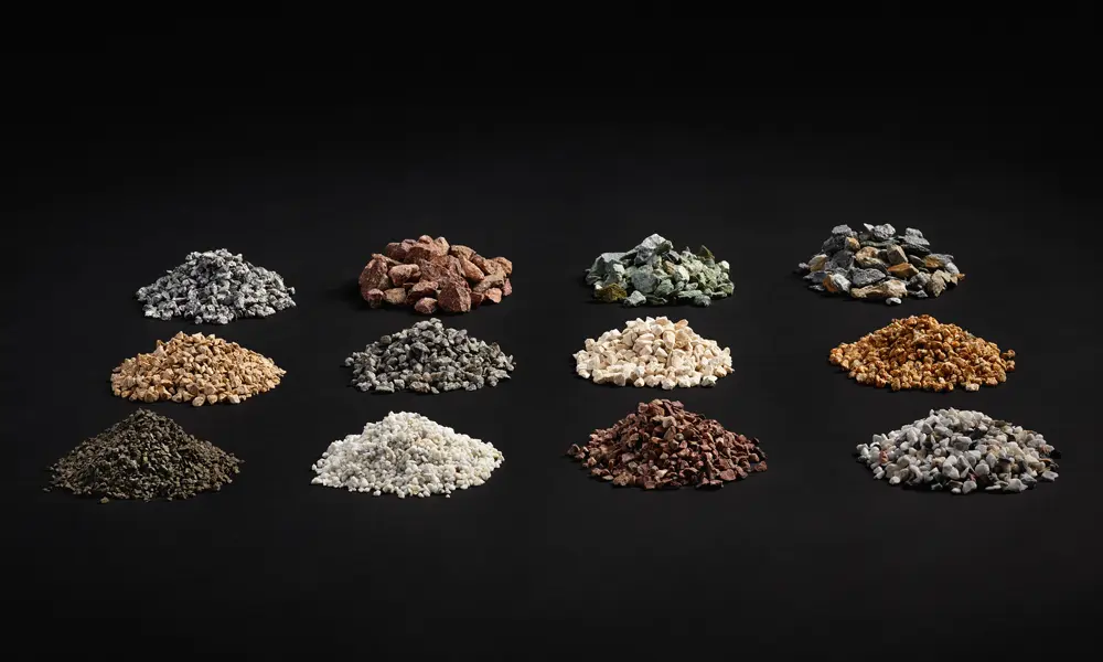 Naturkörnungen in verschiedenen Farben mit variierenden Korngrößen und Kornanteilen, als Materialgruppen präsentiert, Friedl Steinwerke.