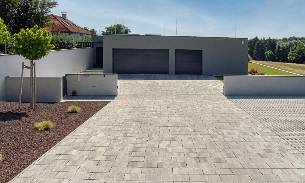 Linea VG4 Pflasterplatte 60 x 30 x 8 cm basalt-schattiert kombiniert mit Rasengitter Quadro grau