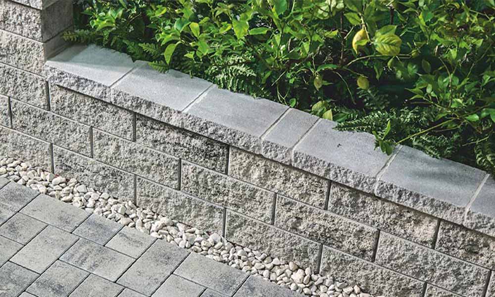 Faro Zaun- und Mauerstein granitgrau-schattiert kombiniert mit Abdeckplatte Gutshof 3-seitig gespalten granitgrau-schattiert Faro Zaun- und Mauerstein granitgrau-schattiert kombiniert mit Abdeckplatte Gutshof 3-seitig gespalten granitgrau-schattiert