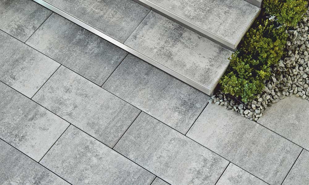 Largo Bodenplatte 59,8 x 29,8 x 5 cm granitgrau-schattiert kombiniert mit einem Edelstahlwinkel als Sichtkante Largo Bodenplatte 59,8 x 29,8 x 5 cm granitgrau-schattiert kombiniert mit einem Edelstahlwinkel als Sichtkante