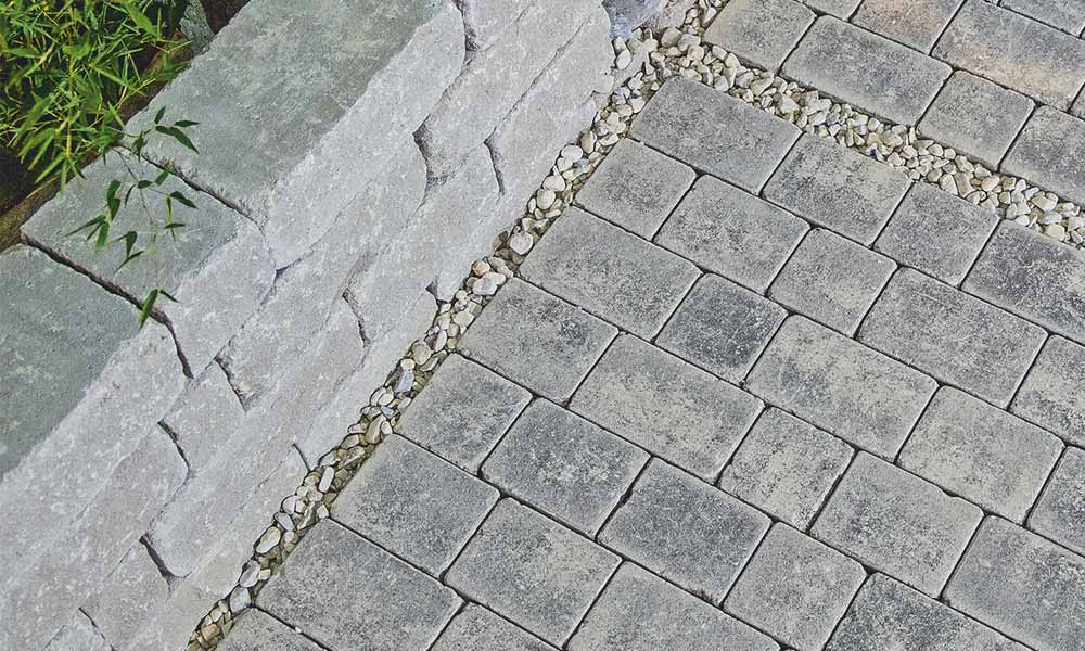 Grado VG4 Kombipflaster schiefer-schattiert kombiniert mit Mauerstein Gutshof MB24 bossiert grau Grado VG4 Kombipflaster schiefer-schattiert kombiniert mit Mauerstein Gutshof MB24 bossiert grau