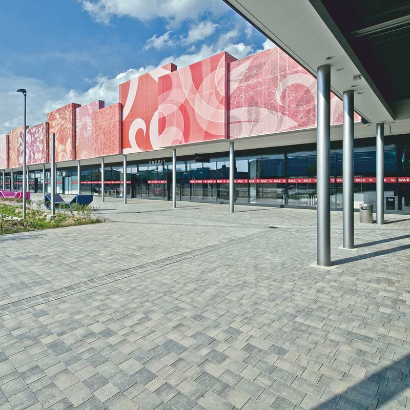 Parndorf Fashion Outlet Piazza granitgrau-schattiert Pflastersteine Friedl Steinwerke Parndorf Fashion Outlet Piazza granitgrau-schattiert Pflastersteine Friedl Steinwerke