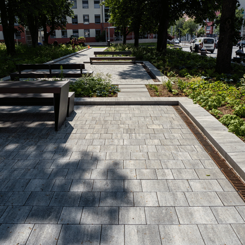 Stadtgarten Oberwart Arret B25 VG4 Kombipflaster granitgrau-schattiert Stadtgarten Oberwart mit Arret B25 VG4 Kombipflaster granitgrau-schattiert, Sitzbereiche unter Bäumen, Friedl Steinwerke.