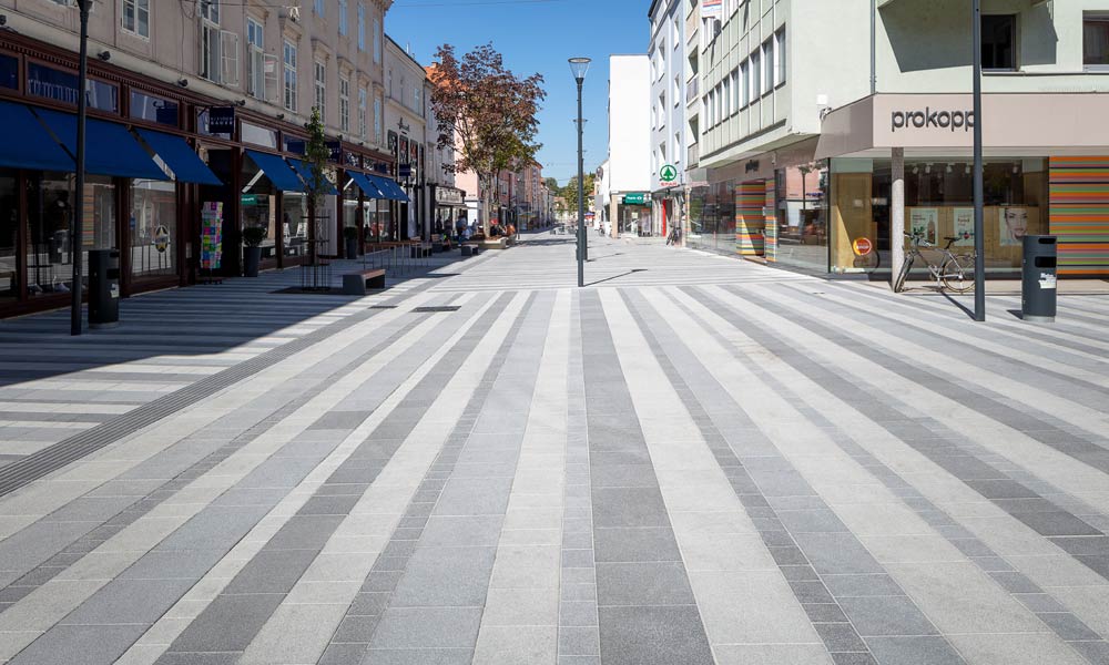 Fußgängerzonen Linea VG4 Pflasterplatte Edelsplitt weiß-schwarz Pflastersteine Friedl Steinwerke