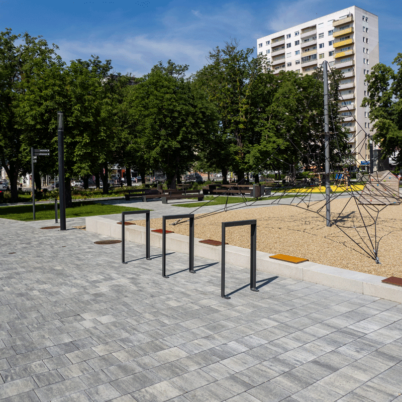 Stadtgarten Oberwart Arret B25 VG4 Kombipflaster granitgrau-schattiert Spielbereich im Stadtgarten Oberwart mit Arret B25 VG4 Kombipflaster granitgrau-schattiert und Sitzbänken, Friedl Steinwerke.