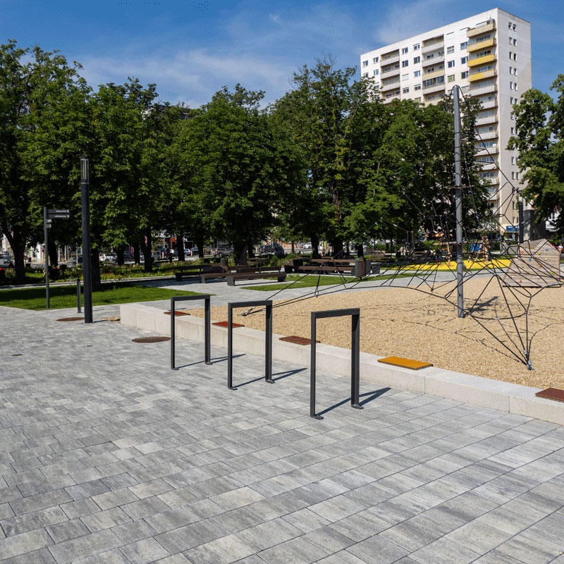 Stadtgarten Oberwart mit Spielplatz und Sitzbereichen; Arret B25 VG4 Kombipflaster granitgrau-schattiert, Friedl Steinwerke.