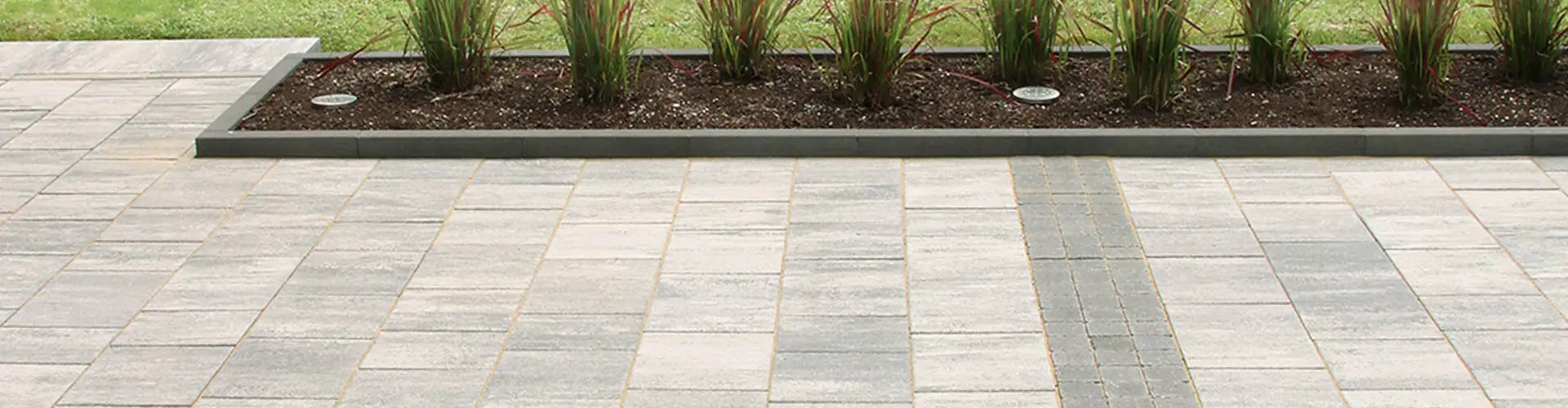 Arret B25 VG4 Kombipflaster 6 cm in granitgrau-schattiert von Friedl Steinwerke, ideal für stilvolle und funktionale Einfahrten. Arret B25 VG4 Kombipflaster 6 cm in granitgrau-schattiert von Friedl Steinwerke, ideal für stilvolle und funktionale Einfahrten.