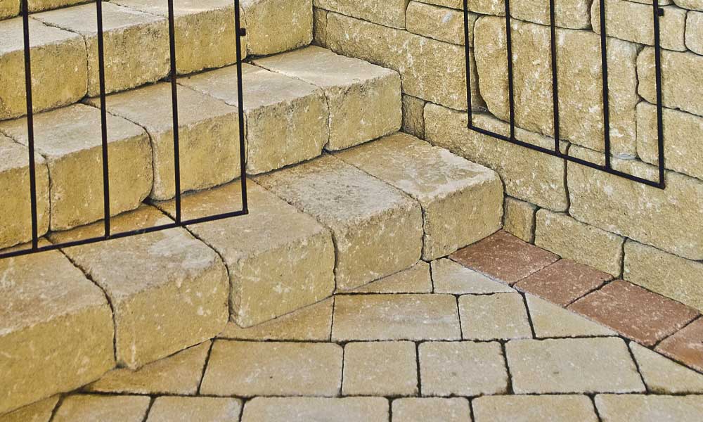 Blockstein Grado sandgelb kombiniert mit Mauerstein Gutshof MB24 bossiert sandgelb und Piazza Grado sandgelb und lehmbraun