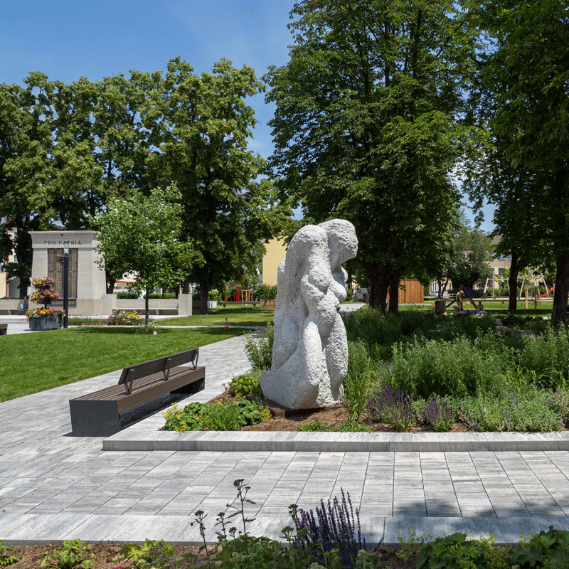 Stadtgarten Oberwart Arret B25 VG4 Kombipflaster granitgrau-schattiert Stadtgarten Oberwart mit Arret B25 VG4 Kombipflaster granitgrau-schattiert, Skulptur und Sitzbereich im Grünen, Friedl Steinwerke.