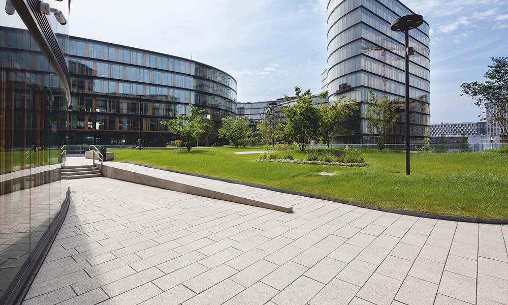 Bürokomplexe Largo Bodenplatte Edelsplitt weiß-schwarz Terrassenplatten Friedl Steinwerke