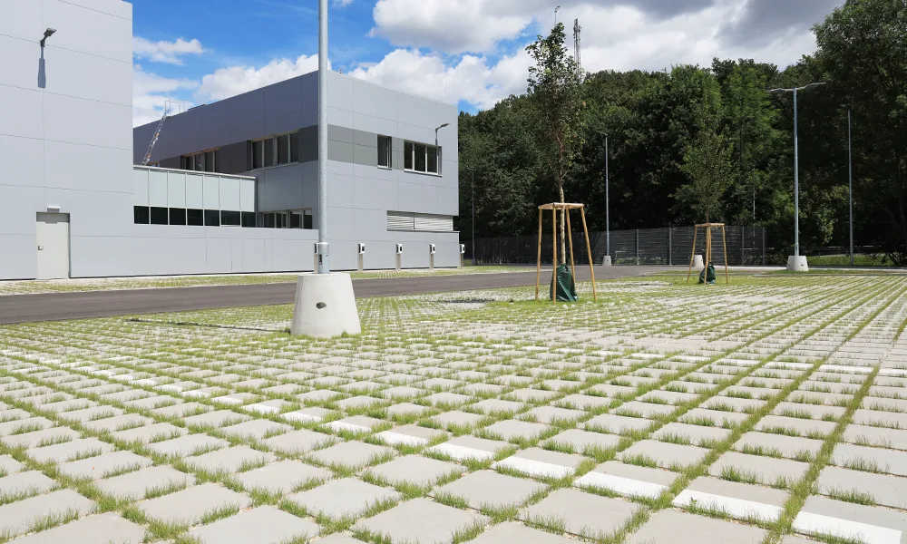 Cupro Verde VG4 mit begrünten Rasenfugen von Friedl Steinwerke Grüne Parkplatzgestaltung mit Sickersteinen von Friedl Steinwerke.