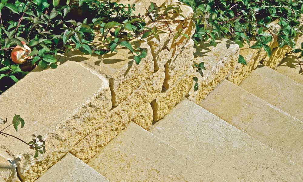 Blockstufe Gutshof gespalten 100 x 40 x 15 cm sandgelb kombiniert mit Mauerstein Gutshof MB24 bossiert sandgelb
