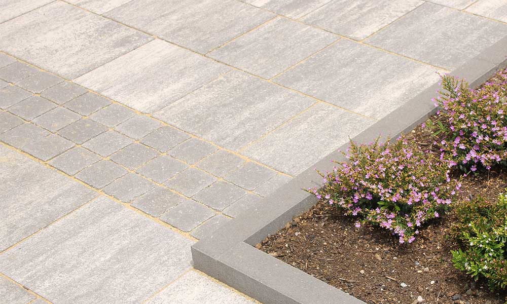 Grado Würfel anthrazit kombiniert mit Arret B25 VG4 Kombipflaster granitgrau-schattiert und Universal-Abschlussstein anthrazit Grado Würfel anthrazit kombiniert mit Arret B25 VG4 Kombipflaster granitgrau-schattiert und Universal-Abschlussstein anthrazit