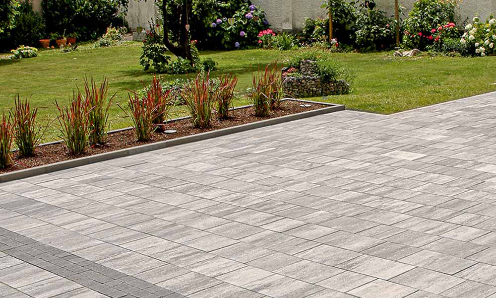 Arret B25 VG4 Kombipflaster granitgrau-schattiert kombiniert mit Grado Würfel anthrazit Arret B25 VG4 Kombipflaster granitgrau-schattiert kombiniert mit Grado Würfel anthrazit